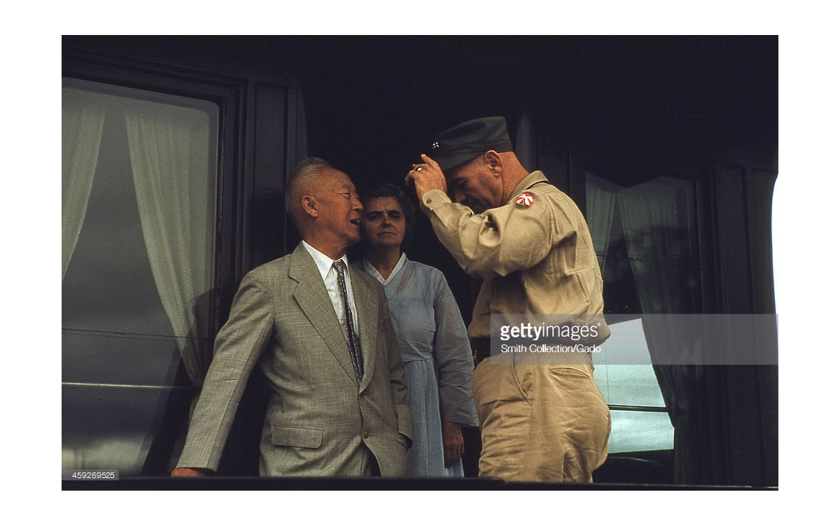 6.25 전쟁 중 밴 플리트 장군을 방문 (1952년)<br />출처-Gettyimages